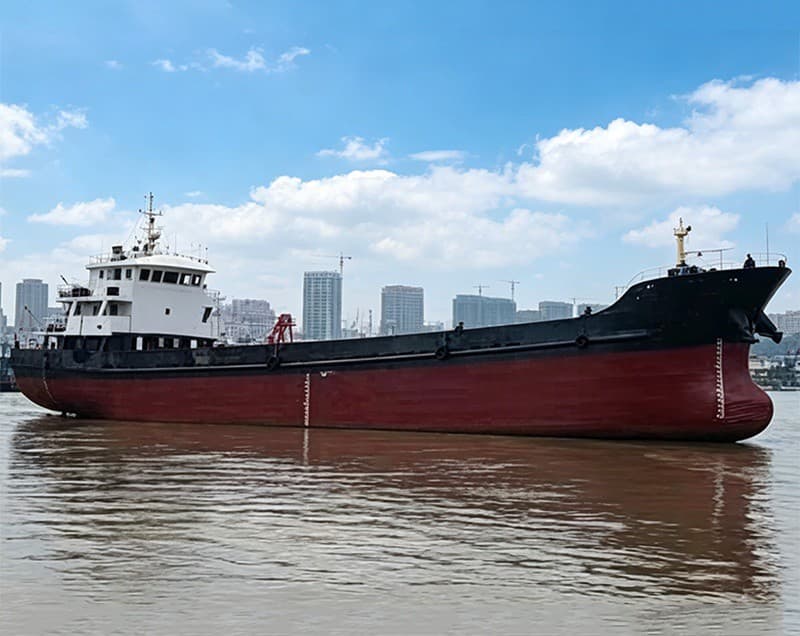 General dry cargo vessel built in 2005, with an actual loading capacity of approximately 1,200 tons