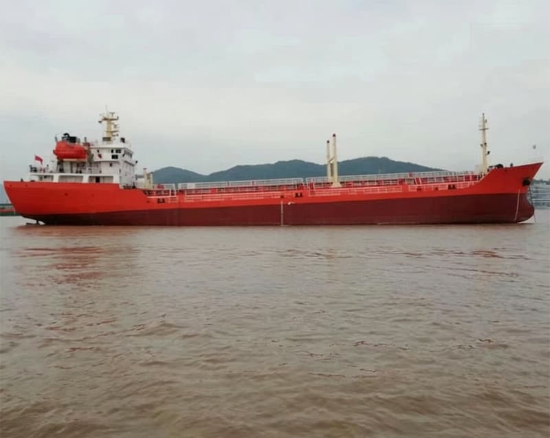 6,000-ton oil tanker for cargo with flash point ≤60°C, double-bottom double-hull
