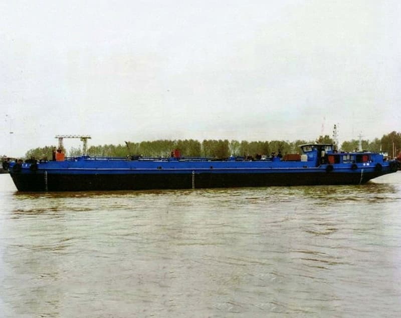 859-ton inland oil tanker built in 2010