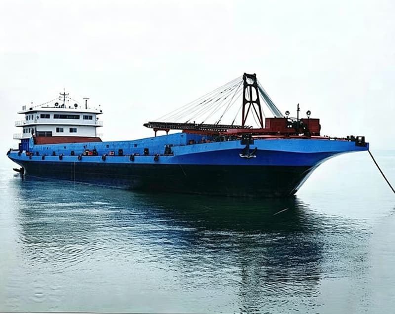 4,000-ton self-unloading sand carrier built in 2011