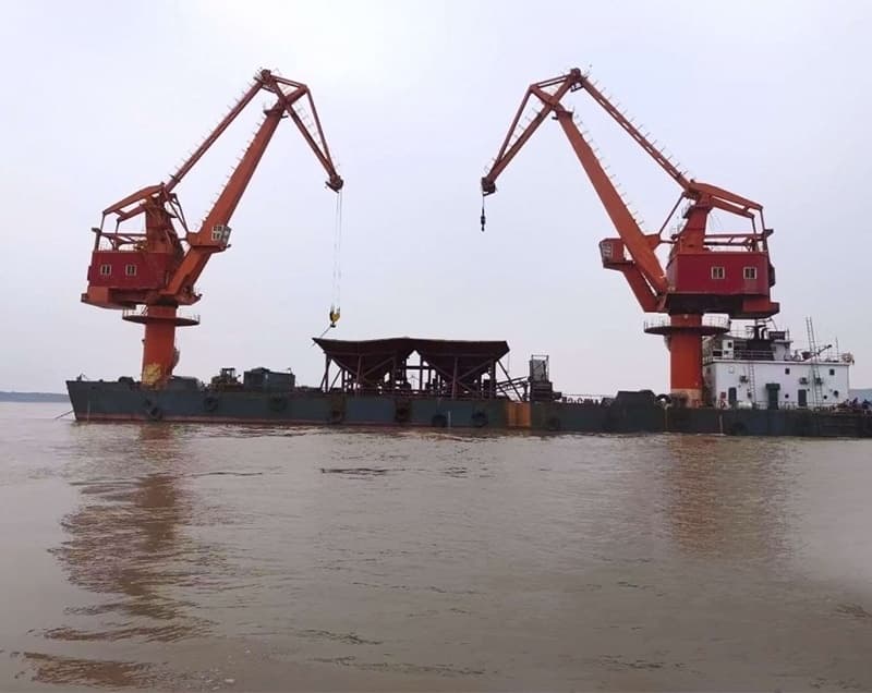 938hp crane vessel for sale, built in 2012, twin Ningbo Zhongce engines; grab has been removed!