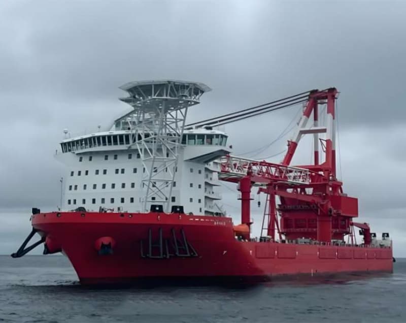 3,500-ton non-self-propelled crane barge for sale, built in 2011