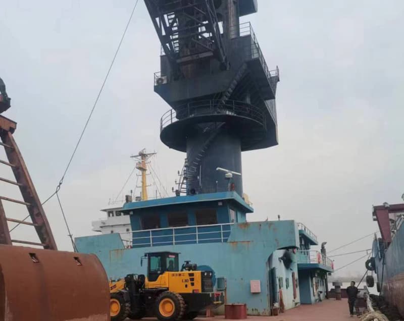 Slewing luffing crane vessel for sale, main and auxiliary motors both 250kw, 26-cubic-meter grab, completed in 2020