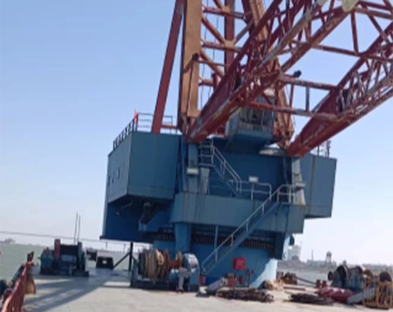 Full-slewing floating crane for sale, 300-ton fixed lifting capacity and 200-ton slewing lifting capacity; certificate shows no main engine, while actually fitted with two main engines